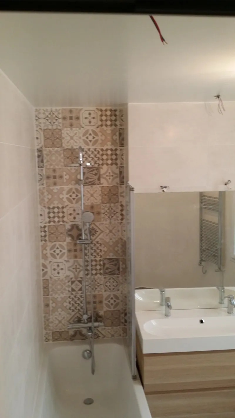 Salle de bains à carrelage décoratif